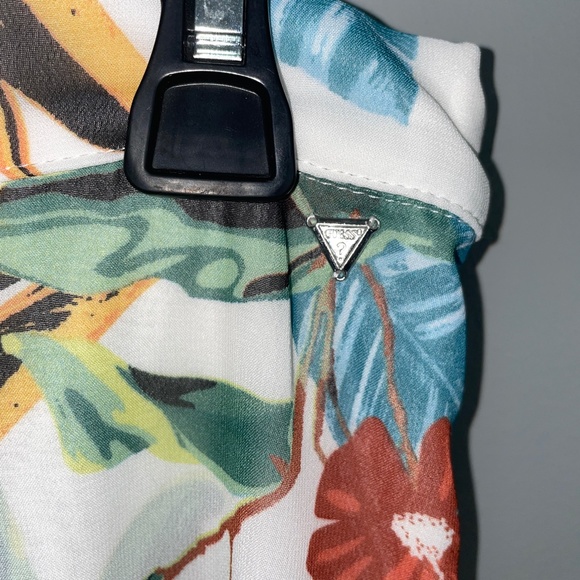 NWOT Guess Uri Tropical Floral Walk-through Shorts & Train Size Small - Picture 3 of 8